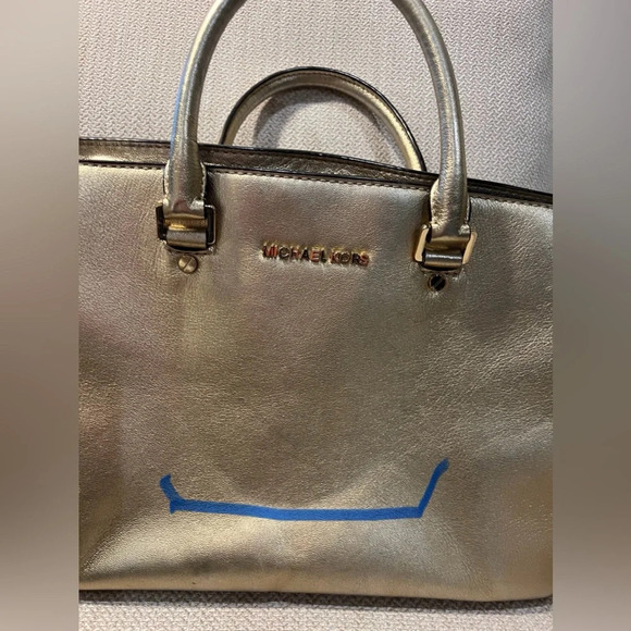 Michael MK patent gold colored leather purse‎ - Picture 13 of 15